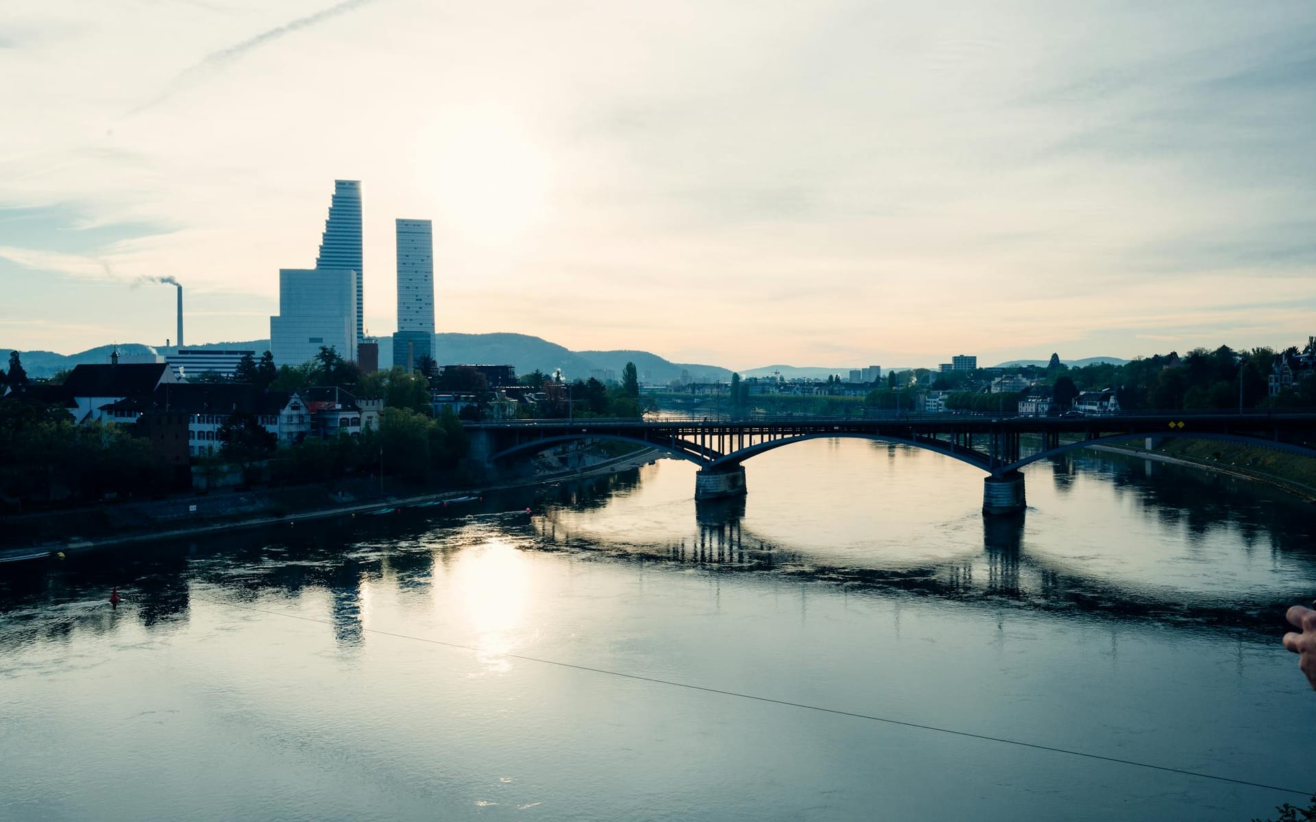 Basel am Rhein zur goldenen Stunde